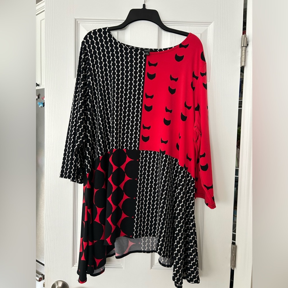Alfani Women’s Three Quarter Sleeve Black & Red Tunic 3X